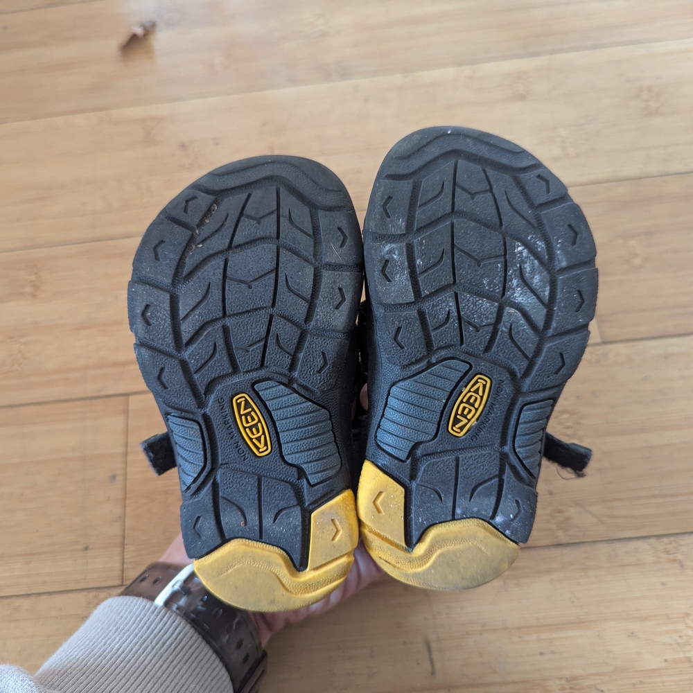 Keen Kids Black and Gray Closed-Toe Sandals - Picture 2 of 3